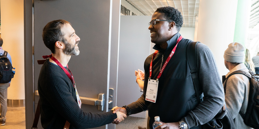 2 people shaking hands